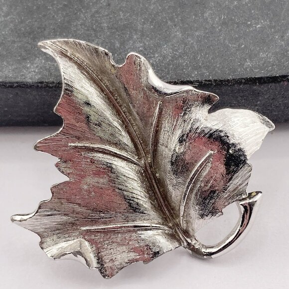 SPHINX Vintage brushed silver tone metal maple leaf brooch ~ Signed jewelry pin - Picture 5 of 9